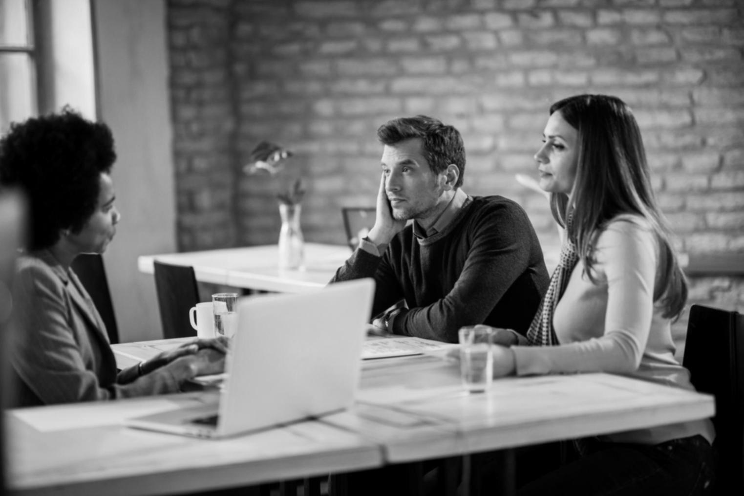 Equipo profesional de helarionquelux trabajando en análisis financiero
